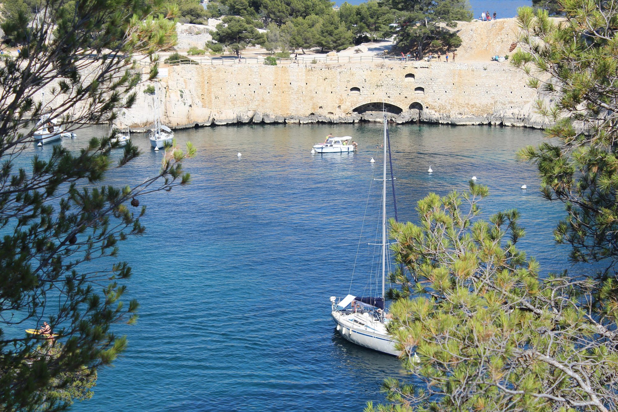 La calanque de Port-Miou, ses voiliers au mouillage et ses anciennes carrières