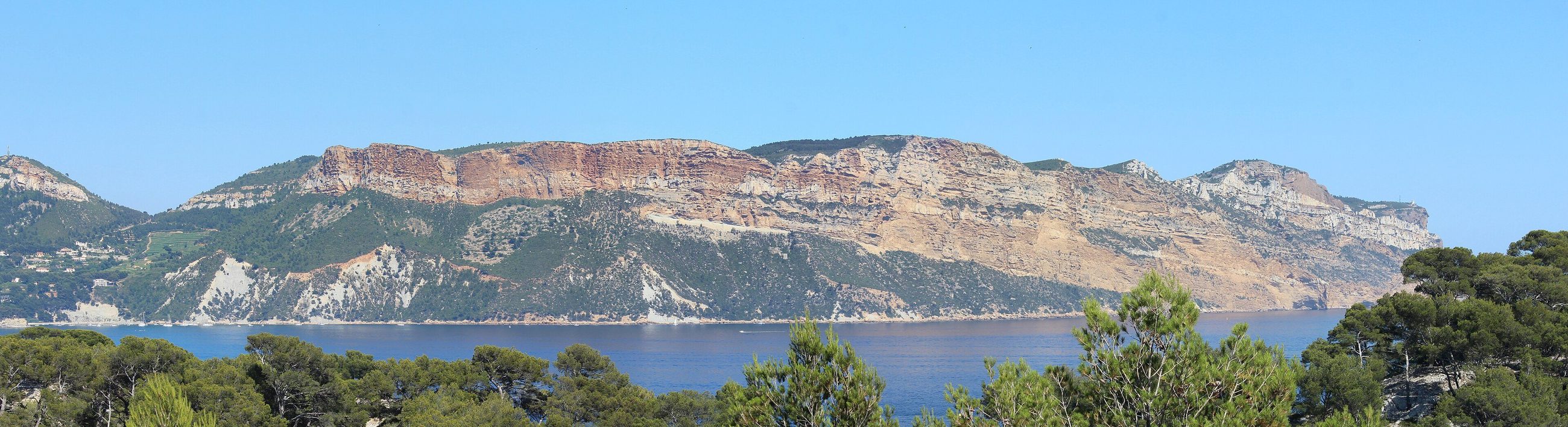 Le Cap Canaille et la baie de Cassis, la plus haute falaise maritime de France