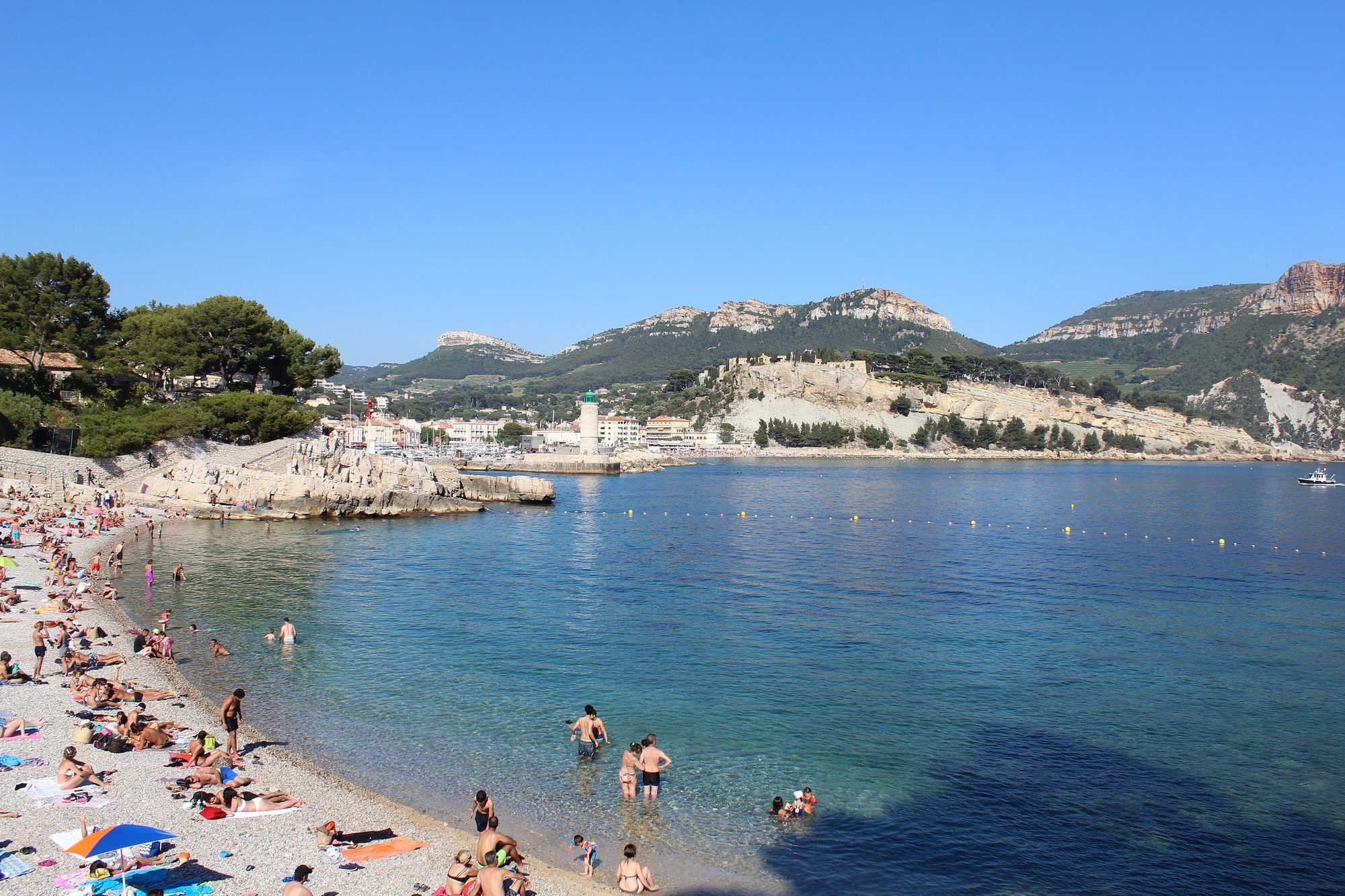 L'anse de la Grande Mer, sa plage et le Cap Canaille en arrière-plan