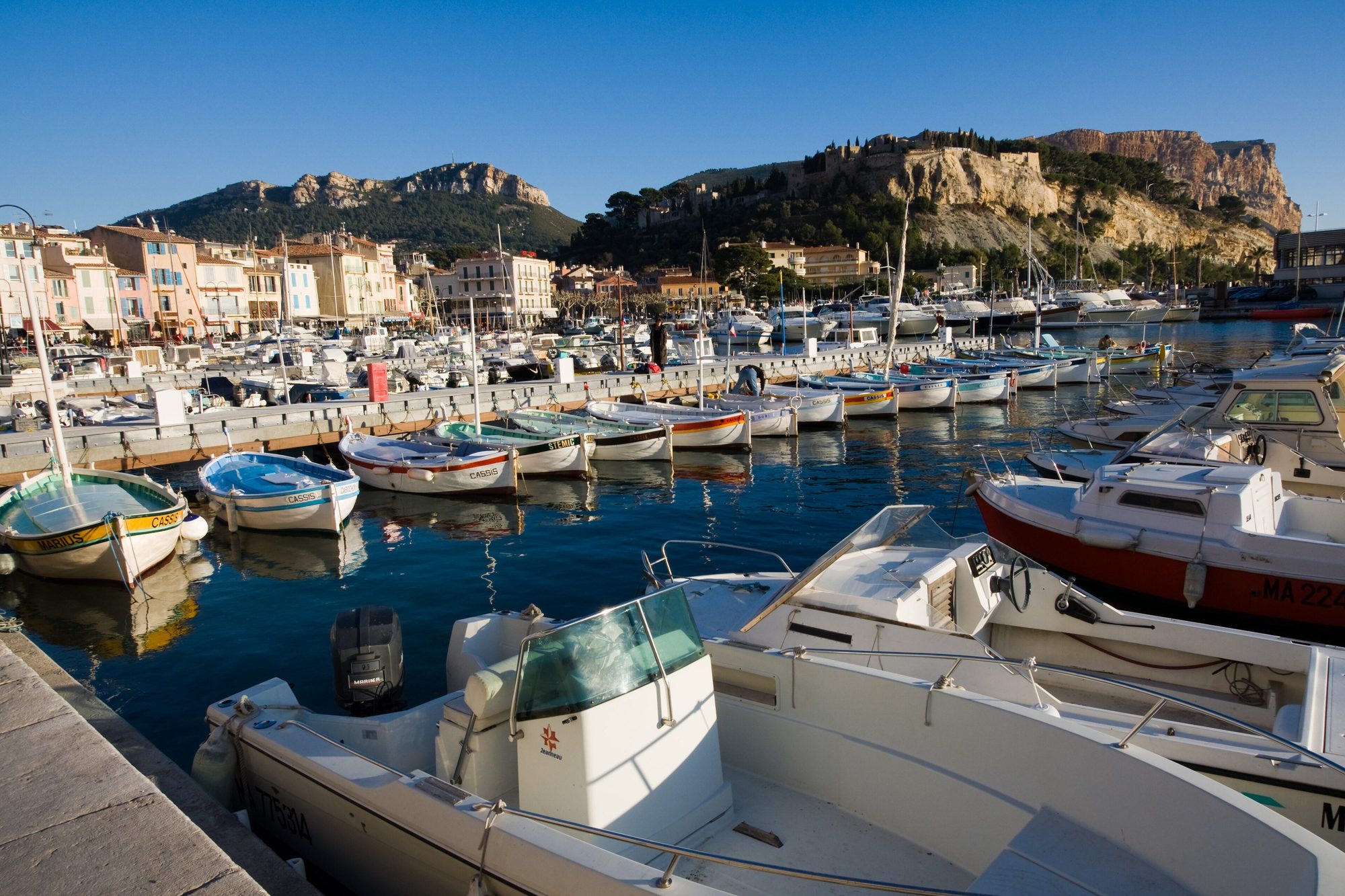 Le port de Cassis, ses barques colorées et le château sur son promontoire