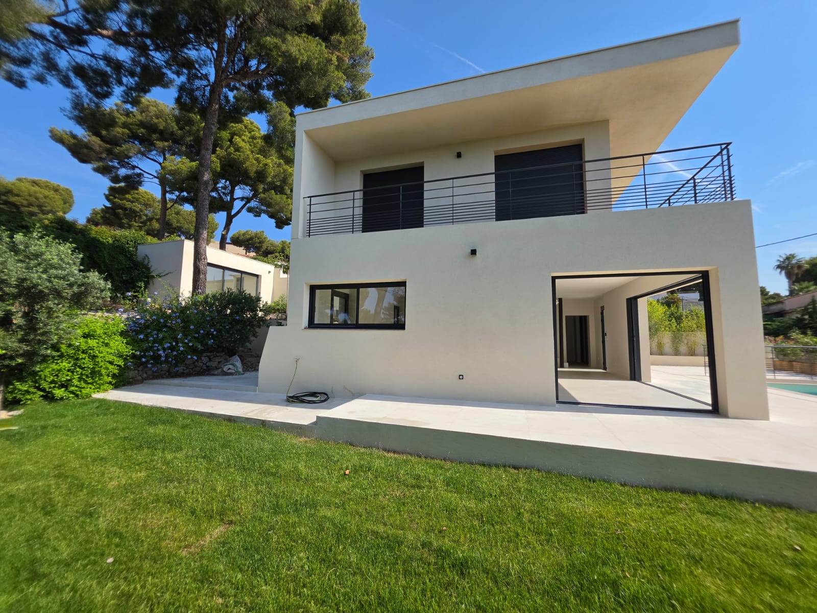 La villa côté jardin, sous les pins