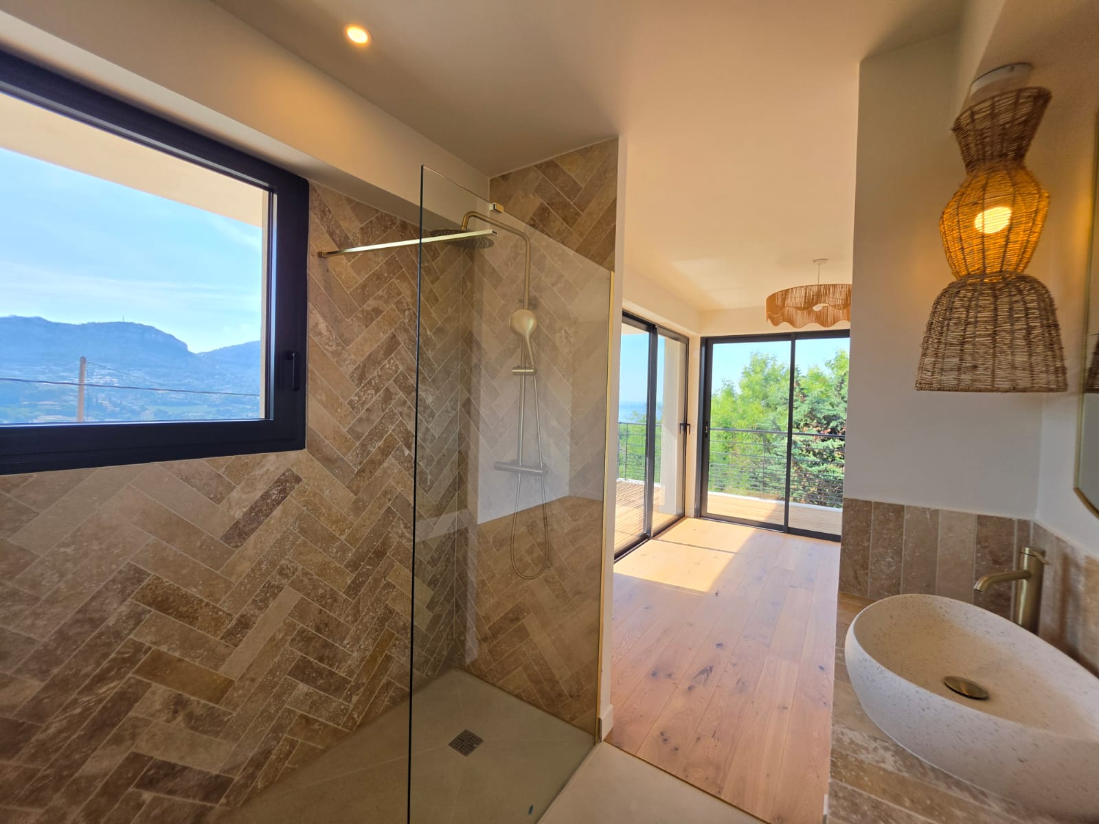Douche à l'italienne de la suite, fenêtre sur la mer et le Cap Canaille
