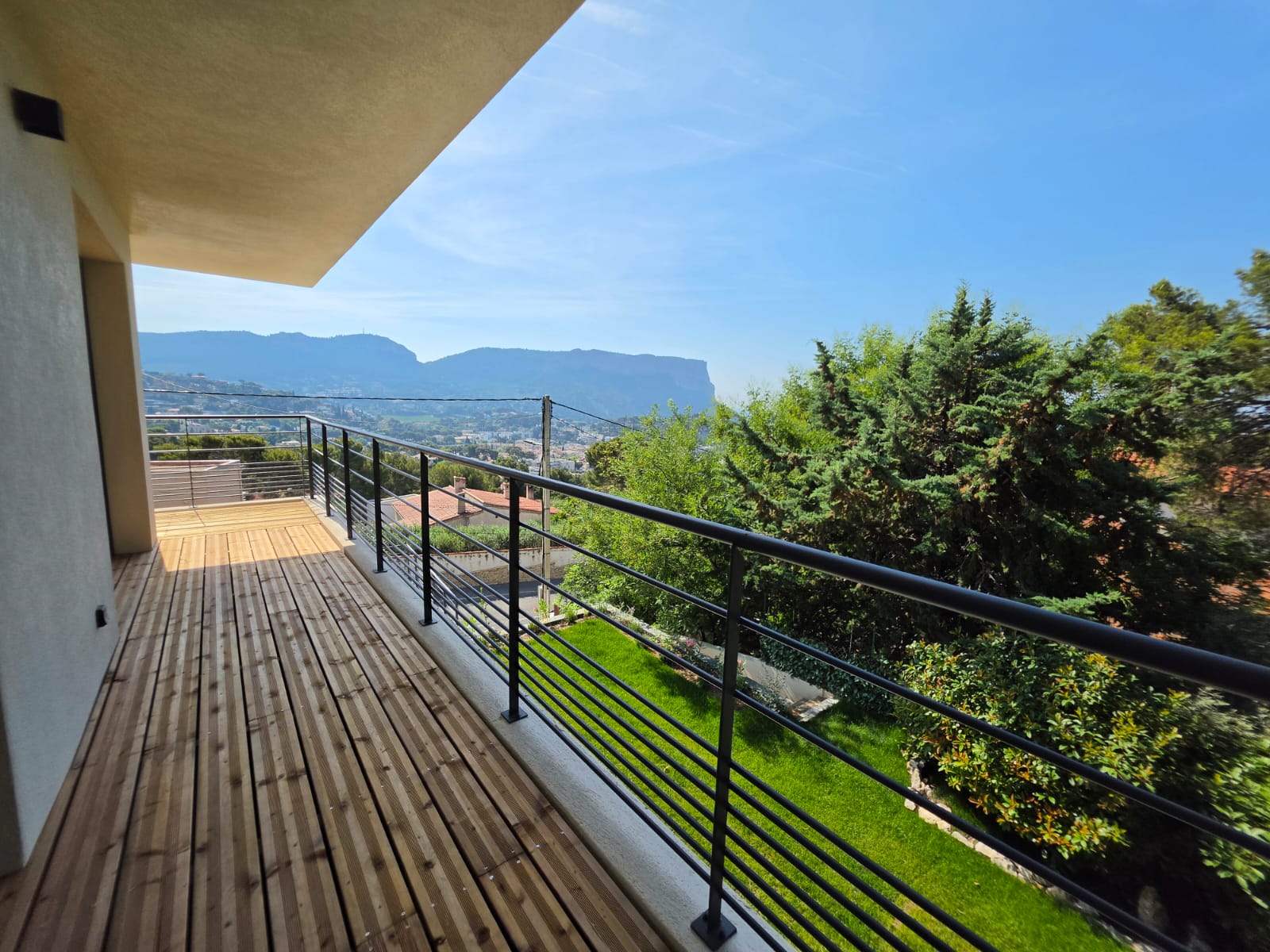 La terrasse de l'étage côté jardin