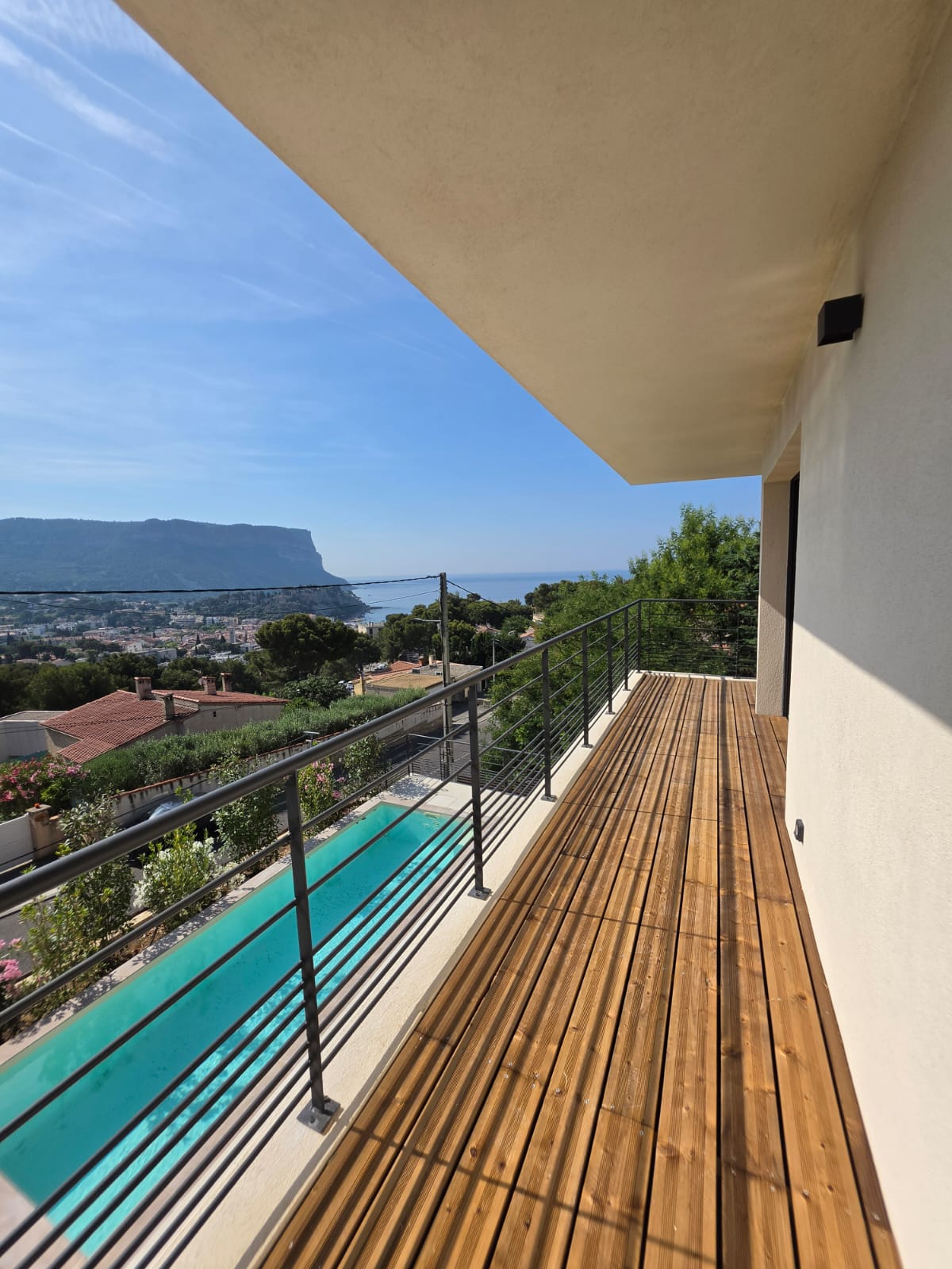 La terrasse de l'étage, la piscine en contrebas et le Cap Canaille