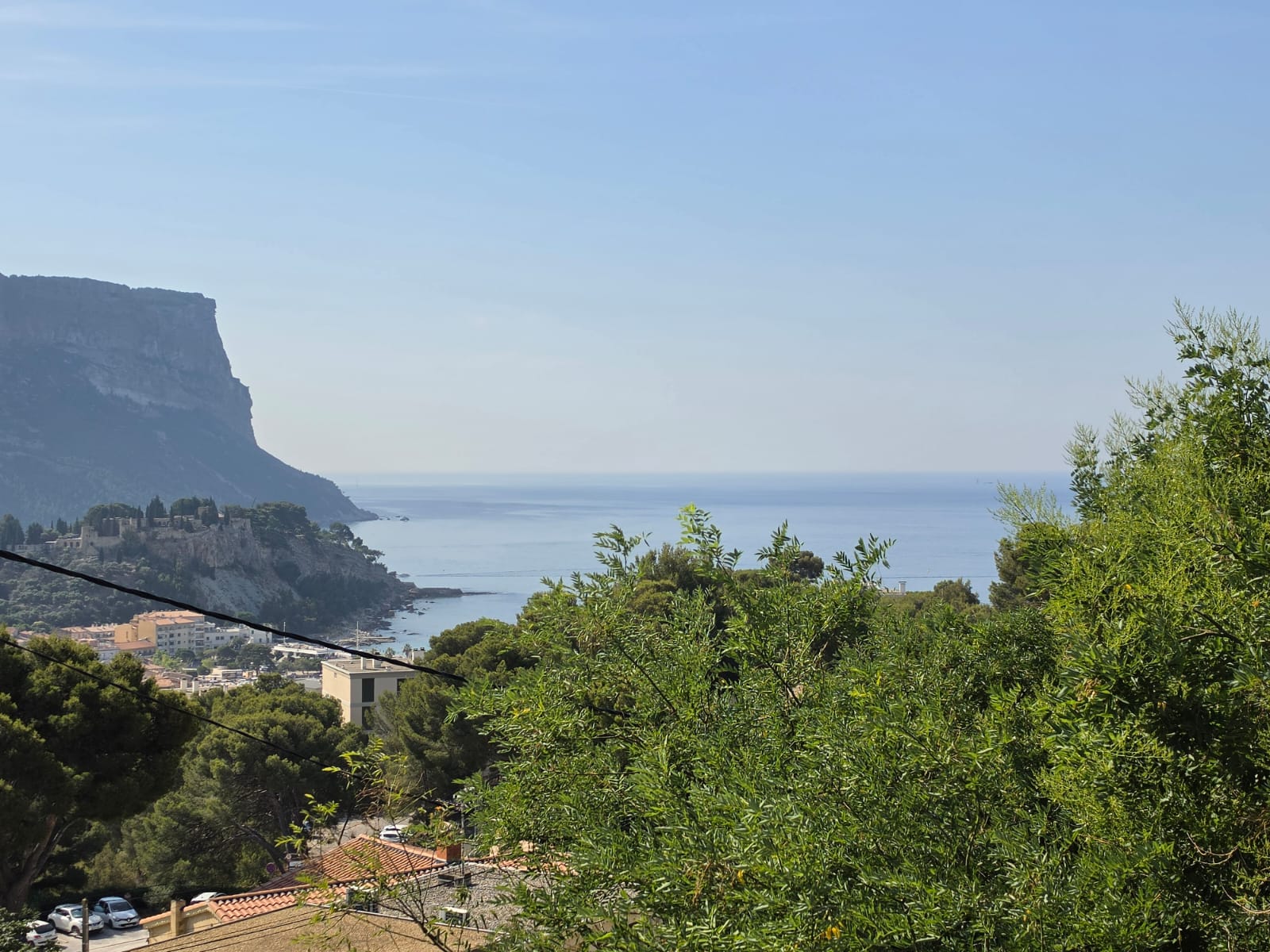 Le Cap Canaille et la mer vus depuis la villa, au-dessus des pins